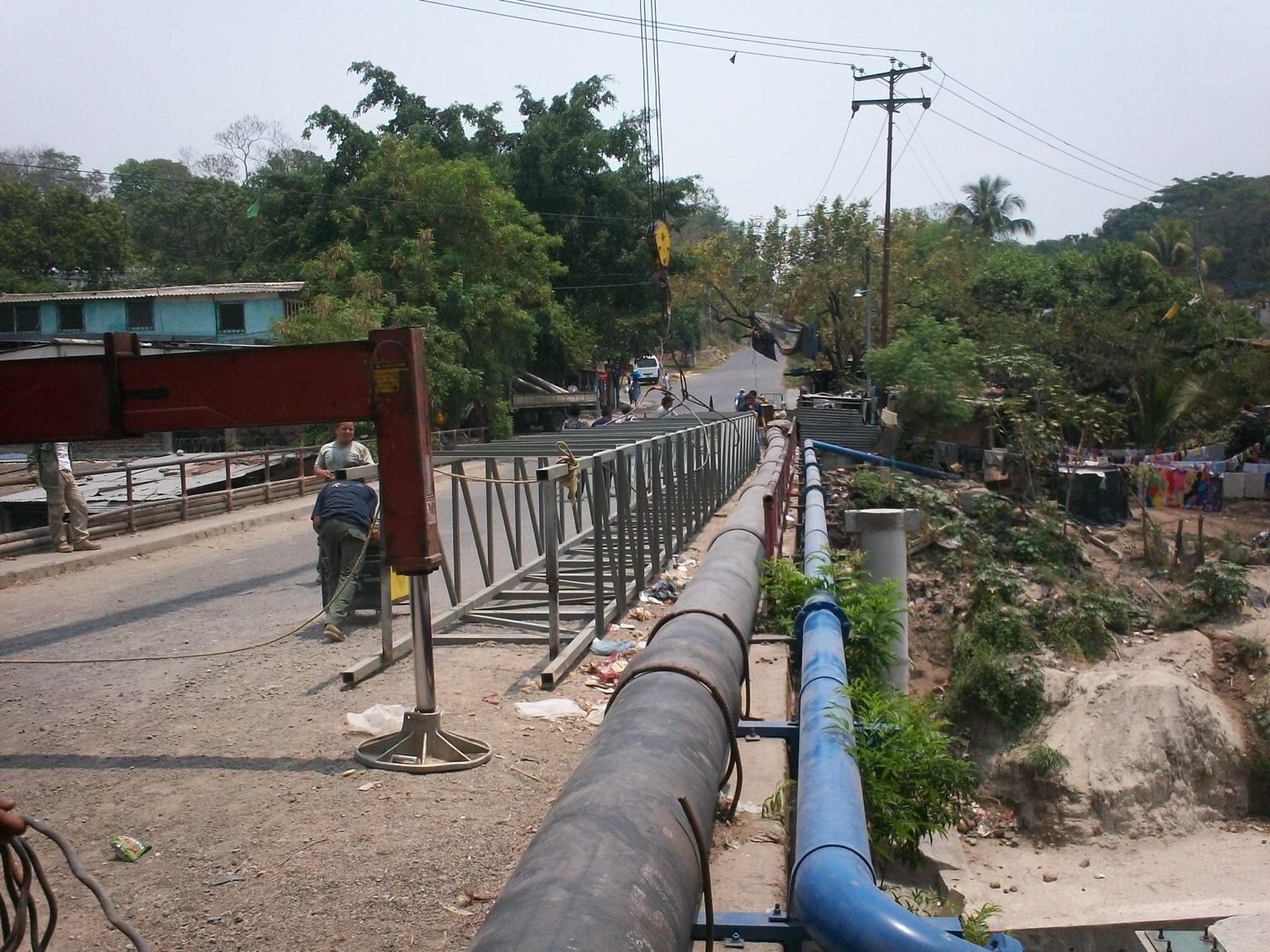 Obras de paso y tuberías en Apopa